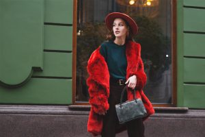femeie care poarta un palton oversized