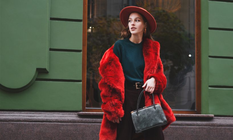 femeie care poarta un palton oversized